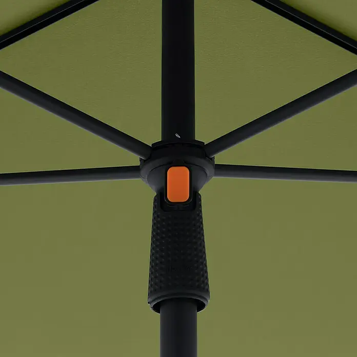 Doppler Balkonschirm myZone - Kiwi, Bespannungsmaß (L x B): 125 x 190 cm - Detailansicht eines Sonnenschirms mit schwarzem Gestell und olivgrünem Schirmstoff, der den Fokus auf den orangen Knopf des Mechanismus legt.