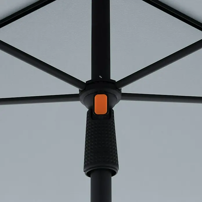 Doppler Balkonschirm myZone - Hellgrau, Bespannungsmaß (L x B): 125 x 190 cm - Nahaufnahme eines schwarzen Sonnenschirms mit orangefarbenem Knopf. Das robuste Design verspricht zuverlässigen Sonnenschutz im Freien.