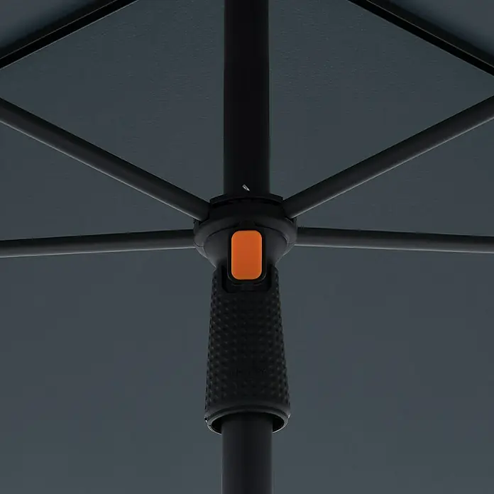 Doppler Balkonschirm myZone - Anthrazit, Bespannungsmaß (L x B): 125 x 190 cm - Detailaufnahme eines grauen Sonnenschirms mit schwarzem Gestell und orangefarbenem Knopf. Der Sonnenschirm ist geschlossen.