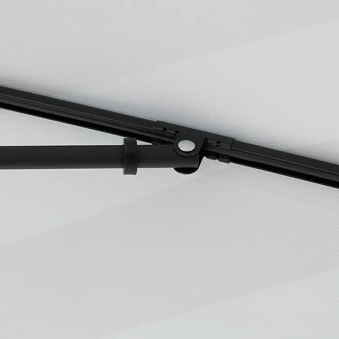 Doppler Balkonschirm myZone - Anthrazit gestreift, Bespannungsmaß (L x B): 125 x 190 cm - Nahaufnahme eines schwarzen Sonnenschirmgestells mit einem silbernen Knopf, der die Verbindung von Stütze und Schirmdach zeigt.