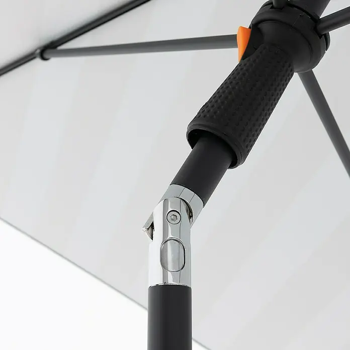 Doppler Balkonschirm myZone - Anthrazit gestreift, Bespannungsmaß (L x B): 125 x 190 cm - Detailaufnahme eines Sonnenschirms mit Fokus auf den schwarzen Griff und das silberne Gelenk. Die weiße Bespannung sorgt für einen hellen Hintergrund.