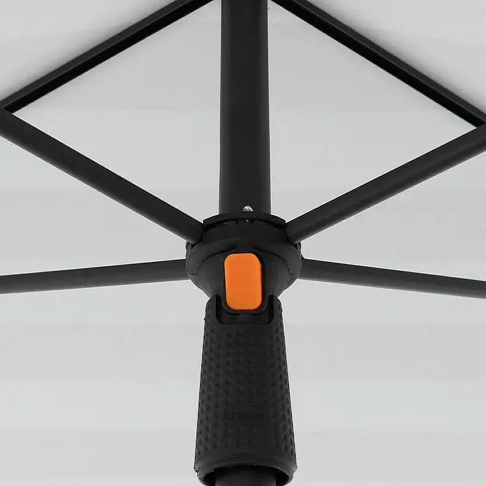 Doppler Balkonschirm myZone - Anthrazit gestreift, Bespannungsmaß (L x B): 125 x 190 cm - Detailaufnahme eines schwarzen Regenschirms, der von unten mit einem orangefarbenen Knopf fotografiert wurde.
