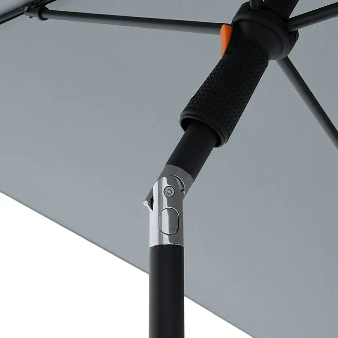 Doppler Balkonschirm myZone - Hellgrau, Bespannungsmaß (L x B): 125 x 190 cm - Detailaufnahme eines grauen Sonnenschirms mit schwarzem Griff und silbernem Scharnier.