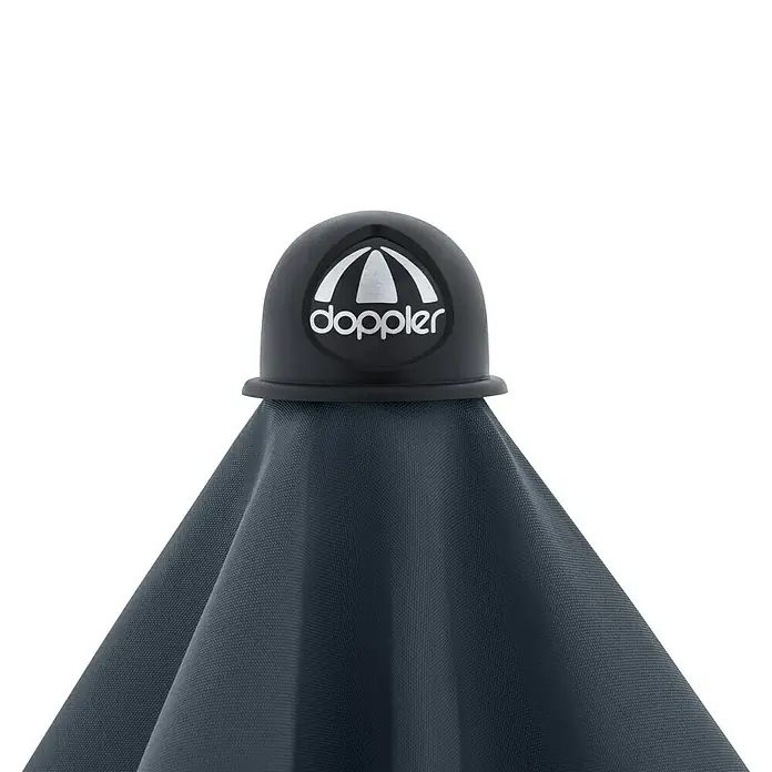 Doppler Balkonschirm myZone - Anthrazit, Bespannungsmaß (L x B): 125 x 190 cm - Nahaufnahme eines Doppler-Sonnenschirms, der durch sein robustes Design und das markante Logo besticht.