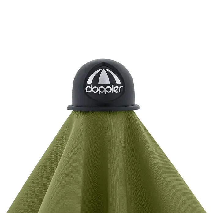 Doppler Balkonschirm myZone - Kiwi, Bespannungsmaß (L x B): 125 x 190 cm - Nahaufnahme eines Doppler-Sonnenschirms mit olivgrünem Schirm und schwarzer Kappe mit dem Doppler-Logo.