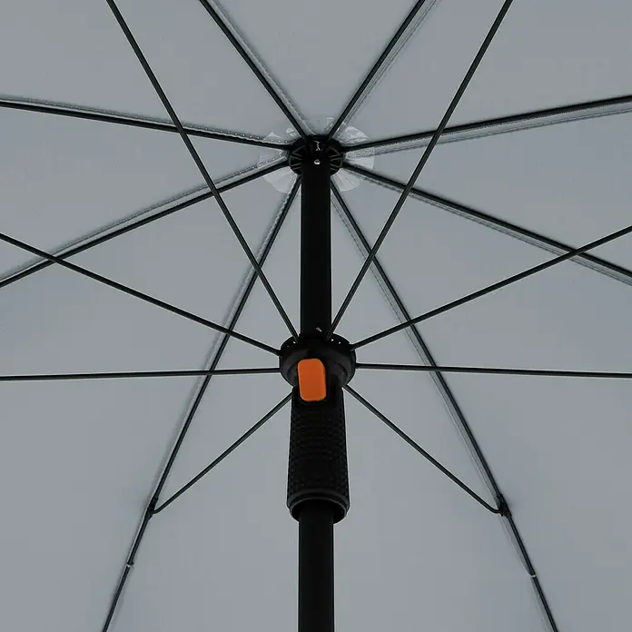 Doppler Balkonschirm rund myZone - Hellgrau, Durchmesser Bespannung: 200 cm - Detailaufnahme der Mechanik eines geöffneten grauen Regenschirms, Fokus auf Schieber und Verstrebungen.