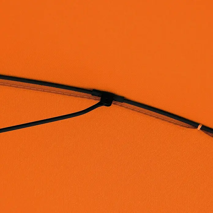 Doppler Balkonschirm rund myZone - Orange, Durchmesser Bespannung: 200 cm - Nahaufnahme eines orangefarbenen Stoffes mit einem schwarzen, gebogenen Stab und einem Verbindungselement.