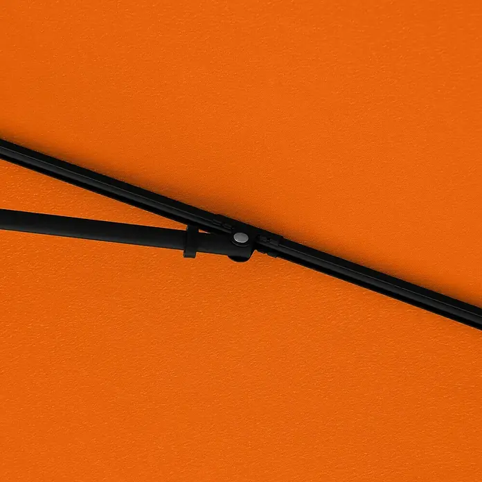 Doppler Balkonschirm myZone - Orange, Bespannungsmaß (L x B): 125 x 190 cm - Detailaufnahme eines orangefarbenen Sonnenschirms mit schwarzem Gestell, das für Stabilität und Schatten sorgt.