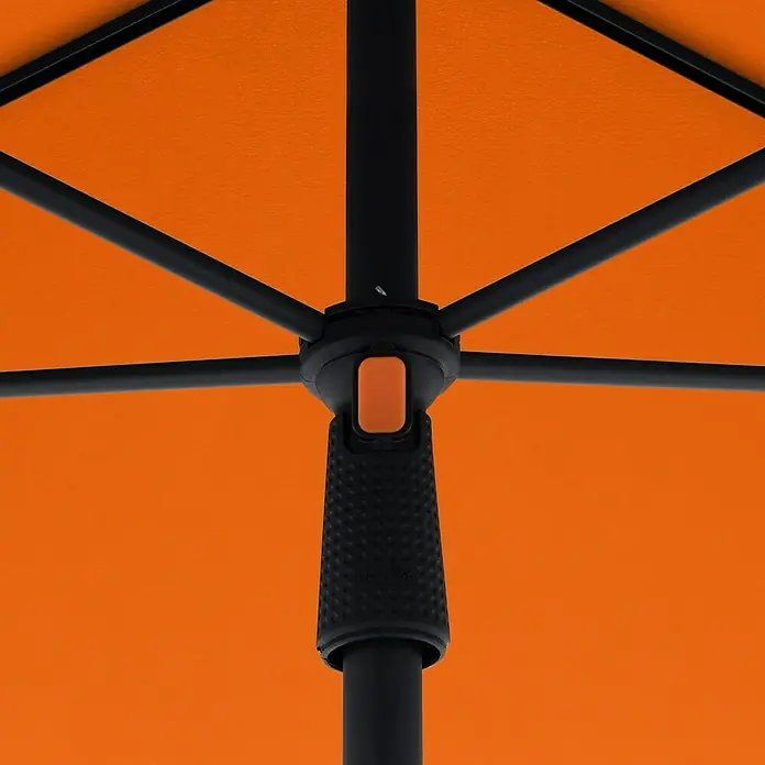 Doppler Balkonschirm myZone - Orange, Bespannungsmaß (L x B): 125 x 190 cm - Nahaufnahme eines orangefarbenen Regenschirms mit schwarzem Gestell, der die robuste Konstruktion und das Design betont.