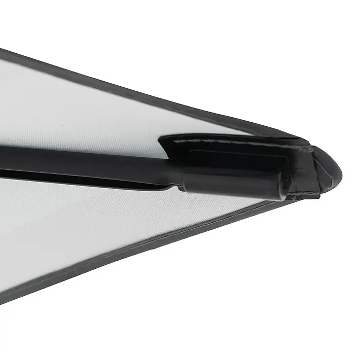 Doppler Balkonschirm myZone - Anthrazit gestreift, Bespannungsmaß (L x B): 125 x 190 cm - Detailaufnahme eines Segeltuchs mit schwarzer Einfassung und einer schwarzen Stange, die an der Seite befestigt ist.