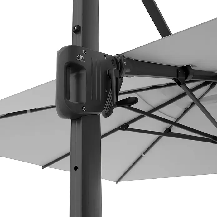 Doppler Ampelschirm Life - Hellgrau, Bespannungsmaß (L x B): 300 x 400 cm - Detailaufnahme eines Doppler-Sonnenschirms mit Kurbelmechanismus. Der Schirm ist grau und hat ein modernes Design.