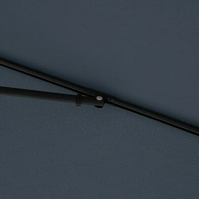 Doppler Balkonschirm myZone - Anthrazit, Bespannungsmaß (L x B): 125 x 190 cm - Nahaufnahme der schwarzen Metallstrebe eines blauen Sonnenschirms, die Stabilität und Schatten spendet.