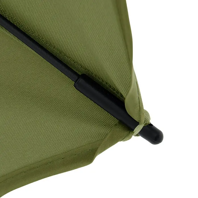 Doppler Balkonschirm rund myZone - Kiwi, Durchmesser Bespannung: 200 cm - Detailaufnahme eines olivgrünen Stoffes, der an einem schwarzen Stab befestigt ist, Teil eines Produkts.
