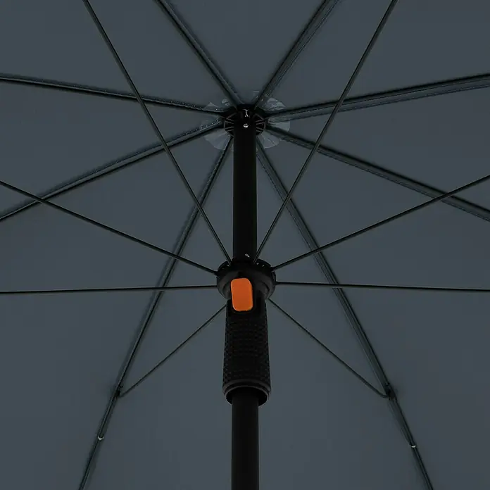Doppler Balkonschirm rund myZone - Anthrazit, Durchmesser Bespannung: 200 cm - Detailaufnahme eines grauen Regenschirms, der das Innere mit Streben, Stange und einem orangefarbenen Knopf zeigt.