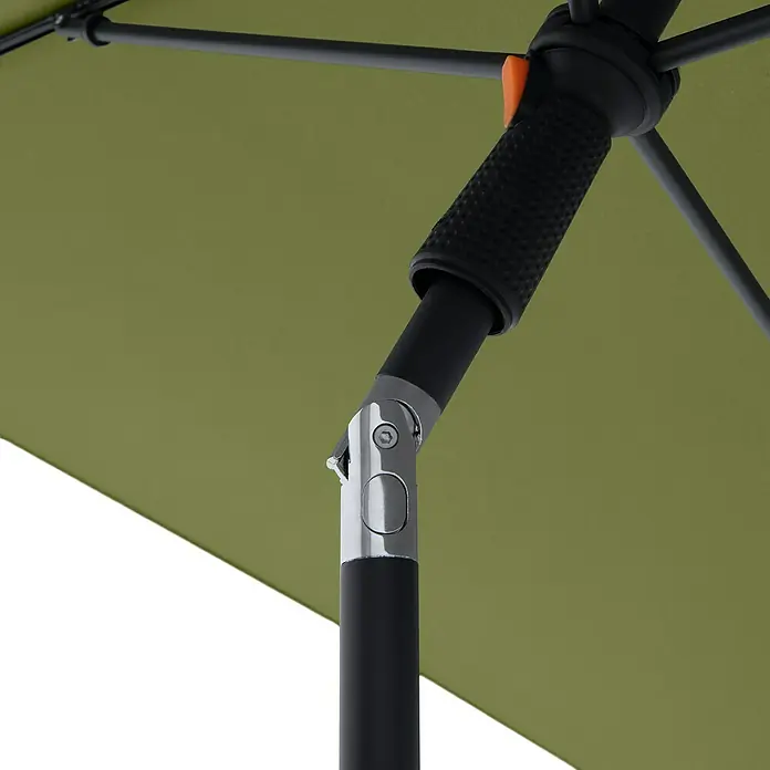 Doppler Balkonschirm myZone - Kiwi, Bespannungsmaß (L x B): 125 x 190 cm - Detailaufnahme eines grünen Sonnenschirms mit schwarzem Gestell und silberfarbenem Gelenk zur Neigungseinstellung.
