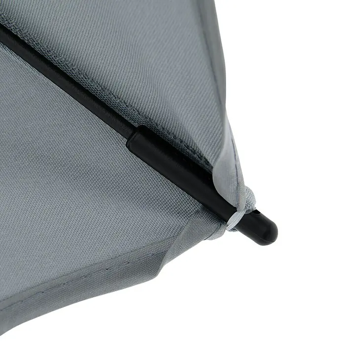 Doppler Balkonschirm rund myZone - Hellgrau, Durchmesser Bespannung: 200 cm - Nahaufnahme einer grauen Stoffmarkise mit schwarzem Stab und Befestigung.
