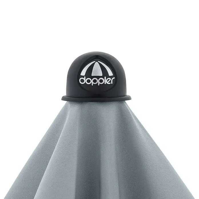 Doppler Balkonschirm myZone - Hellgrau, Bespannungsmaß (L x B): 125 x 190 cm - Nahaufnahme eines Doppler-Sonnenschirms mit Fokus auf das Markenlogo, das auf der Oberseite des Schirms angebracht ist.
