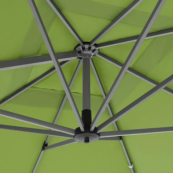 Doppler Ampelschirm Active Neo - Grün, Bespannungsmaß (L x B): 260 x 350 cm - Nahaufnahme der Unterseite eines grünen Sonnenschirms mit grauem Metallgestell, das ein geometrisches Muster bildet.