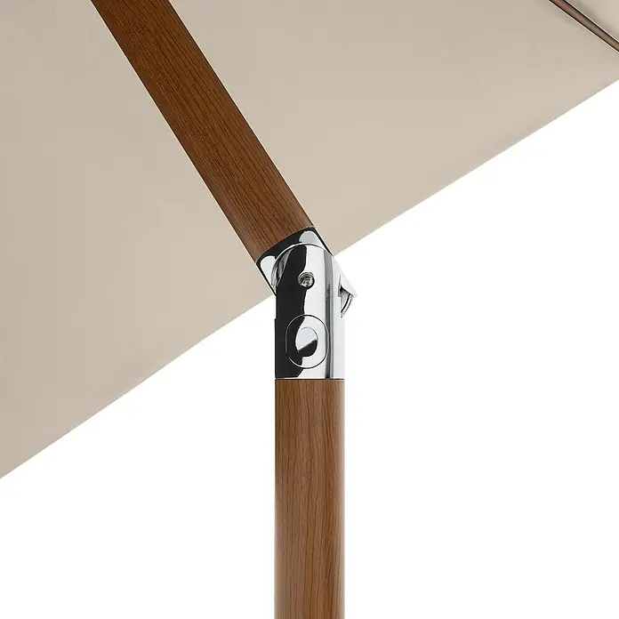 Doppler Balkonschirm rund Life Lift - Sand, Durchmesser Bespannung: 305 cm - Nahaufnahme eines Sonnenschirms mit Holzstiel und silbernem Verbindungsstück, der Schatten spendet.