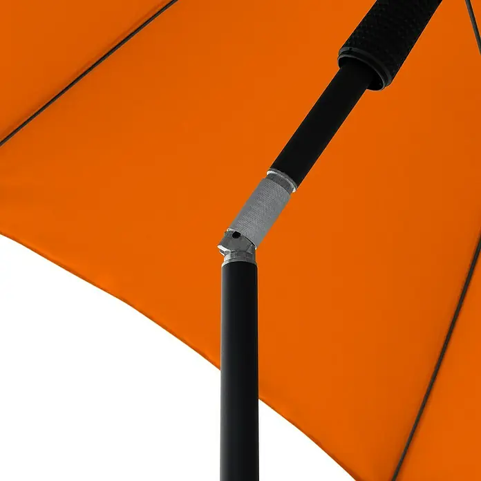 Doppler Balkonschirm rund myZone - Orange, Durchmesser Bespannung: 200 cm - Nahaufnahme eines orangefarbenen Sonnenschirms mit schwarzem Gestell und silbernen Gelenken.