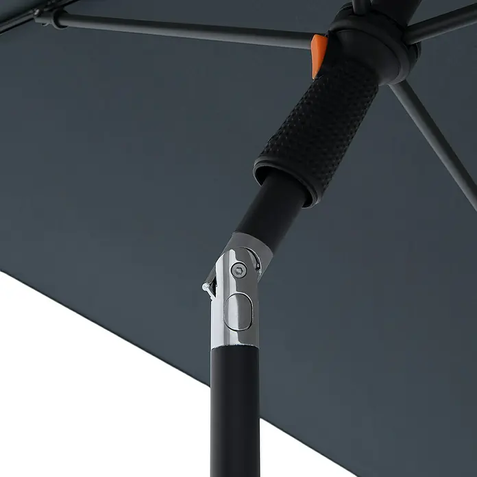 Doppler Balkonschirm myZone - Anthrazit, Bespannungsmaß (L x B): 125 x 190 cm - Nahaufnahme eines grauen Sonnenschirms mit schwarzem Gestell, der einen stilvollen und praktischen Sonnenschutz bietet.