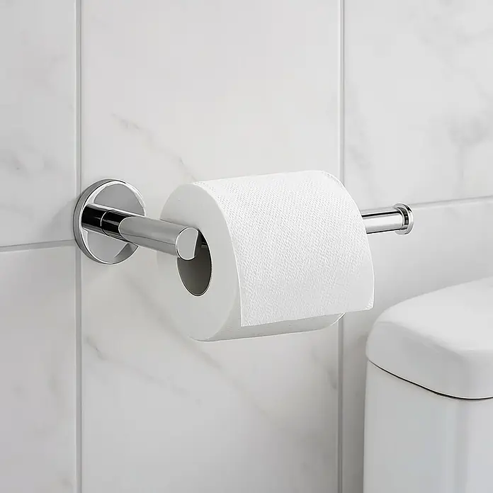 Camargue Carlit Portarrollos papel higiénico - Sin tapa, Níquel - Un brillante portarrollos de papel higiénico cromado con un rollo de papel completo colgado en una pared blanca.