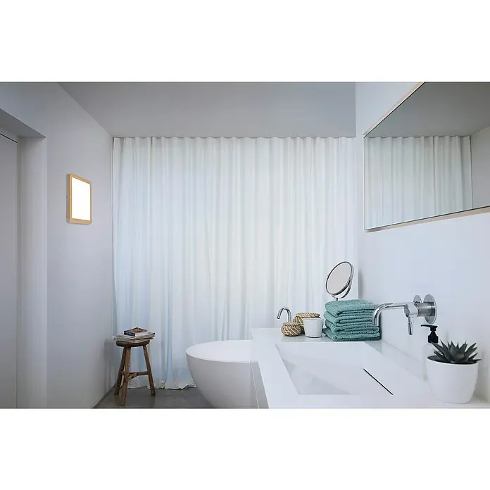 Ledvance Orbis Plafón LED - 22 W, L x An x Al: 30 x 30 x 3 cm, Blanco neutro - Un baño minimalista con cortinas blancas, un espejo y un taburete de madera con libros.