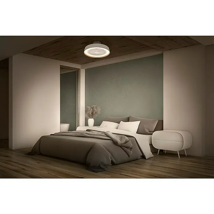Osram Ventilador de techo Ceiling Fan Compact - Blanco, 48 cm, 49 W, Blanco cálido - Dormitorio con un moderno ventilador de techo con iluminación, creando un ambiente acogedor en la habitación.