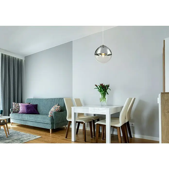 Globo Lámpara colgante Varus - Altura: 120 cm, Plata, 1 ud. - Una habitación elegante y moderna con una lámpara colgante esférica sobre una mesa de comedor con tulipanes.
