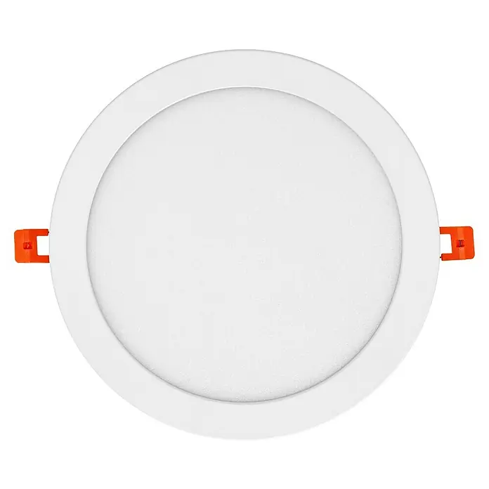Ledvance Set de focos LED empotrables x 3 - 22 W, Ø x Al: 22,5 cm x 25 mm, Blanco neutro, 4.000 K - Primer plano de una lámpara de techo LED redonda empotrada con marco blanco y clips de montaje.