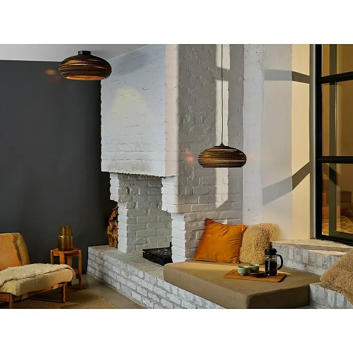 Ledvance Lámpara colgante redonda Cardboard - 40 W, Ø x Al: 40 x 125 cm, Marrón, E27 - Dos lámparas redondas de material texturizado iluminan el acogedor salón con chimenea y ventana.