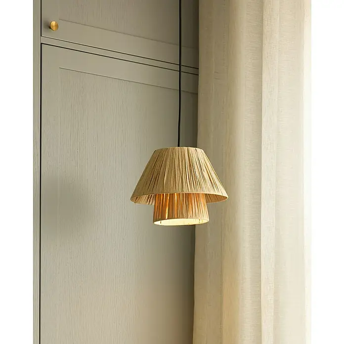 Ledvance Lámpara colgante redonda Hut - 6 W, Ø x Al: 28 x 120 cm, Beige, E27 - Primer plano de una elegante lámpara colgante con una pantalla de dos niveles hecha de material natural, que emite una luz cálida.