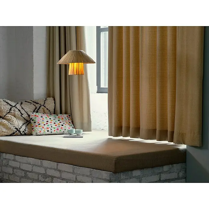 Ledvance Lámpara colgante redonda Hut - 6 W, Ø x Al: 40 x 120 cm, Beige, E27 - Un cómodo asiento de ventana con cortinas beige y una lámpara colgante, ideal para relajarse.
