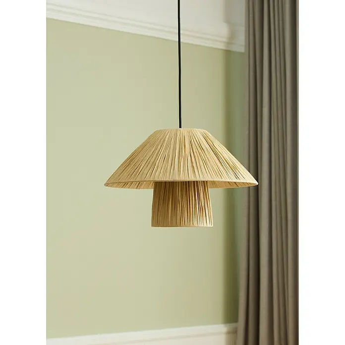 Ledvance Lámpara colgante redonda Hut - 6 W, Ø x Al: 40 x 120 cm, Beige, E27 - Un primer plano de una lámpara colgante de rafia de dos niveles que cuelga de un cordón negro contra una pared verde pálido y cortinas.
