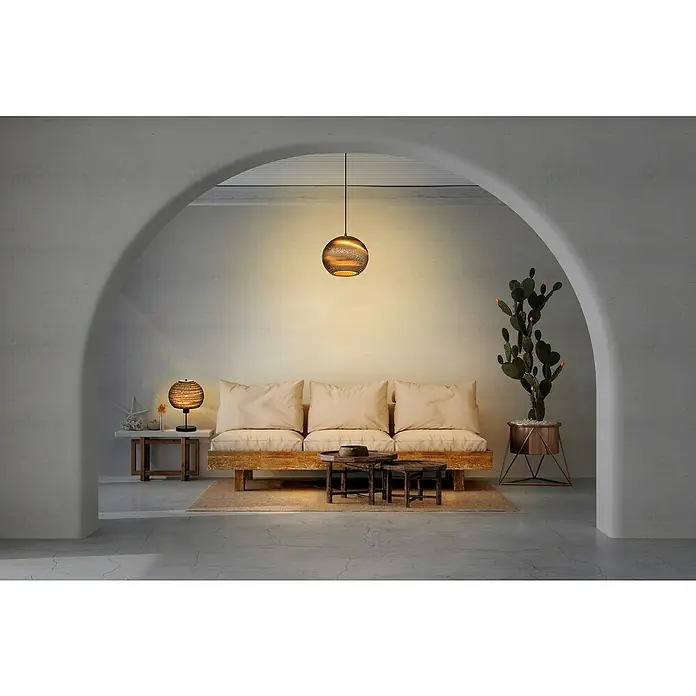 Ledvance Lámpara colgante redonda Cardboard - 40 W, Ø x Al: 26 x 127 cm, Marrón, E27 - Salón acogedor con sofá, planta de cactus y lámpara esférica llamativa. La luz cálida realza el ambiente acogedor de la estancia.