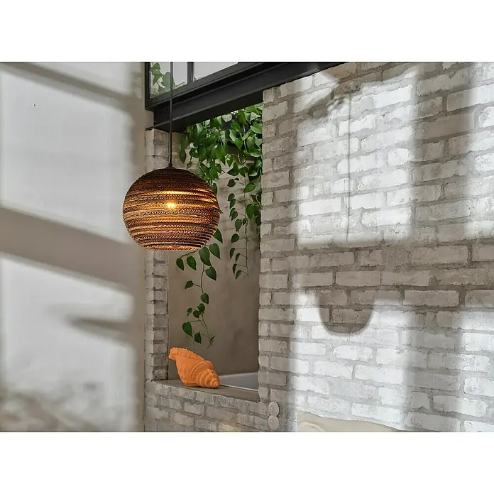 Ledvance Lámpara colgante redonda Cardboard - 40 W, Ø x Al: 26 x 127 cm, Marrón, E27 - Un interior acogedor con una lámpara esférica suspendida, que emite una luz cálida y crea un ambiente relajante.
