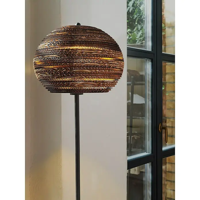 Ledvance Lámpara de pie Cardboard - 40 W, Altura: 160 cm, Marrón, E27 - Una lámpara de pie presenta una pantalla única de cartón corrugado, que emite una luz cálida y crea un ambiente acogedor en la habitación.