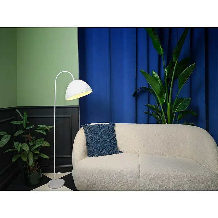 Ledvance Lámpara de pie Camel Bell - 40 W, Altura: 153 cm, Blanco, E27 - Una lámpara de pie con pantalla blanca ilumina una sala de estar con un sofá y plantas de interior.