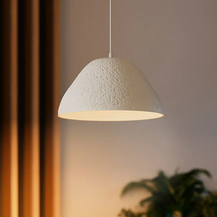 Ledvance Lámpara colgante redonda Camel Bell - 40 W, Ø x Al: 37,5 x 169 cm, Blanco, E27 - Primer plano de una lámpara colgante blanca con una superficie texturizada, que emite una luz cálida y crea un ambiente acogedor.