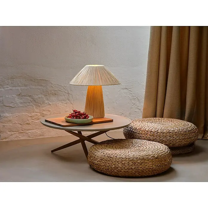 Ledvance Lámpara de sobremesa Hut - 6 W, Ø x Al: 40 x 40,5 cm, Beige - Una lámpara de mesa con pantalla de paja sobre una mesa redonda con uvas y dos pufs redondos de paja.