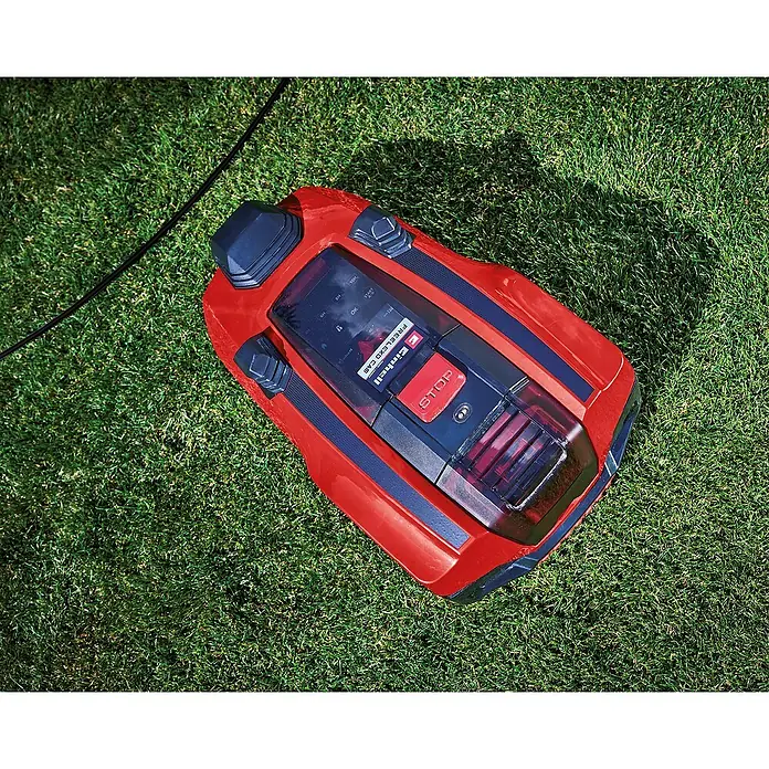 Einhell Magnetband für Mähroboter - Einhell FREELEXO CAM 500 ab Version 2 & FREELEXO CAM 350 - Ein roter Einhell FREELEXO CAM Rasenmähroboter steht auf einem grünen Rasen. Er ist mit einem Stop-Knopf und einem Display ausgestattet.