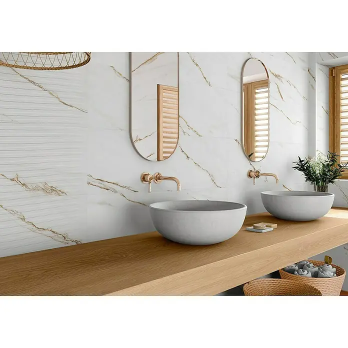 Revestimiento de pared Fontana - 29,5 x 90 cm, Blanco, Brillante - Elegante diseño de baño con dos lavabos redondos sobre una encimera de madera, acentuado por azulejos de pared con diseño de mármol y espejos ovalados.