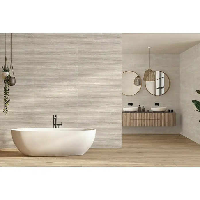 Revestimiento de pared Tivoli - 29,5 x 90 cm, Beige, Mate - La imagen muestra un baño moderno con una bañera independiente y azulejos de pared de imitación madera, creando un ambiente elegante.