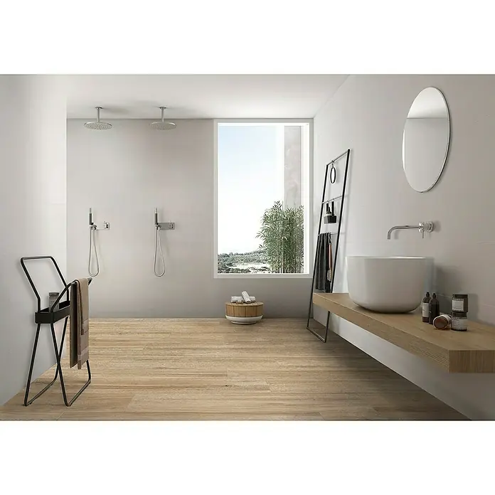 Revestimiento de pared Polar - 29,5 x 90 cm, Blanco, Mate - Un baño moderno con suelo de madera, azulejos blancos y decoración minimalista. El lavabo y el espejo son los puntos destacados.