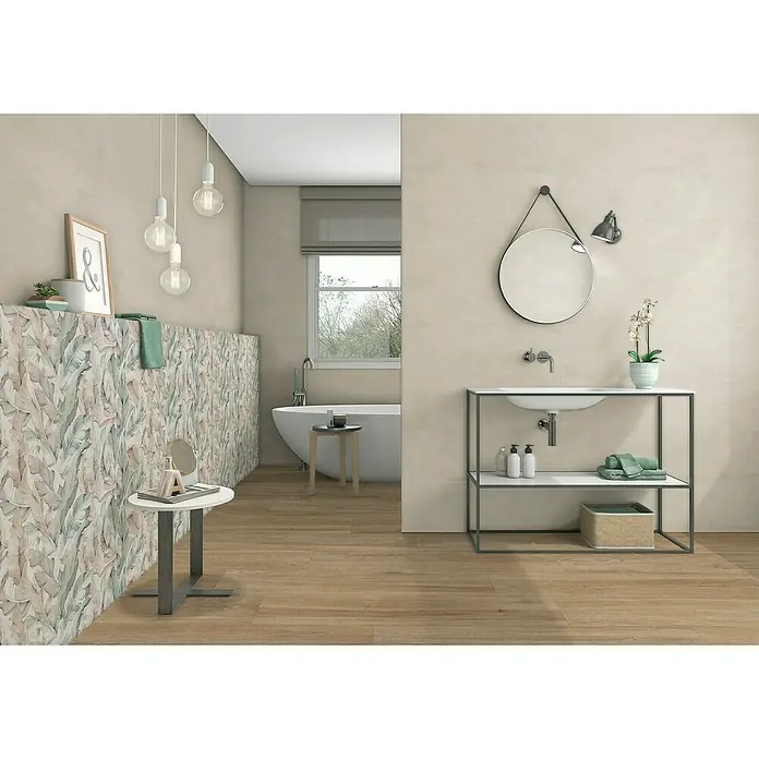 Revestimiento de pared Lyra - 29,5 x 90 cm, Hojas, Mate - La imagen muestra un diseño de baño moderno con pisos de madera, paneles de pared florales y un mueble con lavabo y espejo redondo.