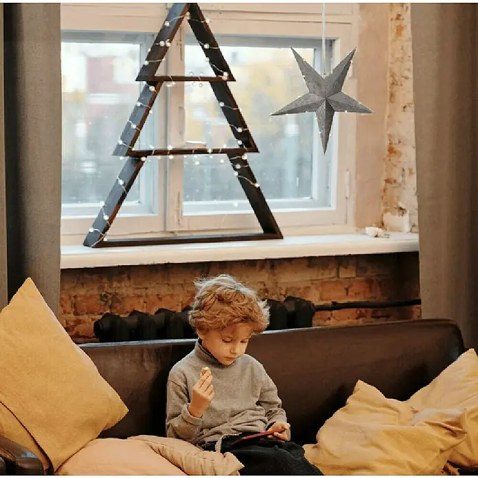 Eglo Estrella LED Velvet - 60 cm, Gris, Color de luz: Blanco cálido - Decoración festiva: Un árbol de Navidad minimalista de madera adornado con luces cálidas, junto con una estrella colgante, realza el ambiente festivo.