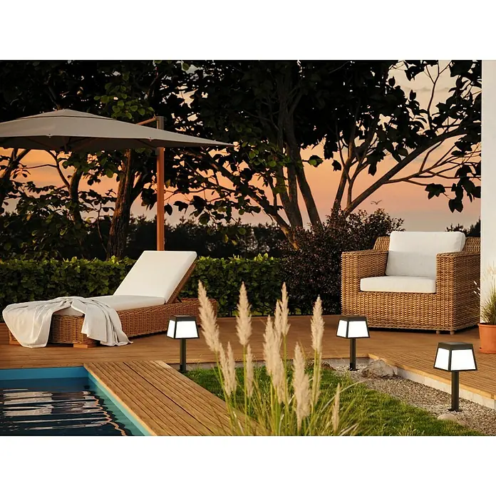 Eglo Estaca solar Altilia - L x An x Al: 15,5 x 15,5 x 56 cm, Negro, 790 lm - Imagen de una luz exterior. La luz solar de jardín, con su moderno diseño cúbico, proporciona una luz blanca cálida, ideal para caminos de jardín.