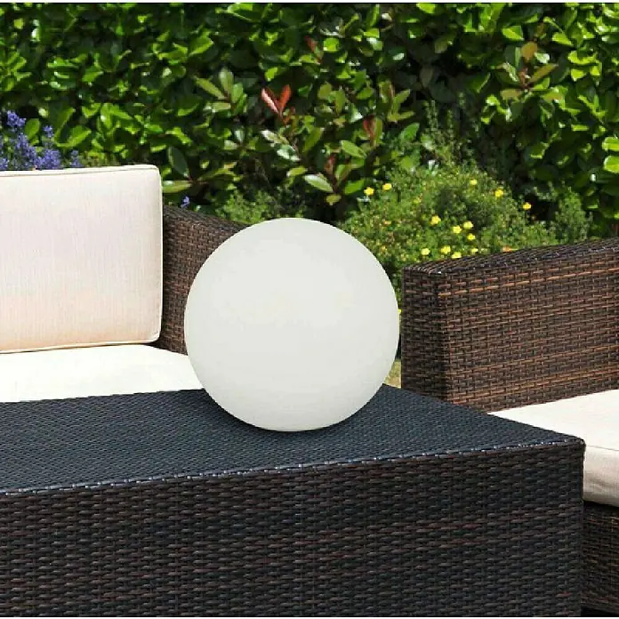 Trio Lighting Lámpara de diseño para exterior Bahamas - Diámetro: 25 cm, IP44 - Lámpara esférica de exterior sobre una mesa de estilo ratán, perfecta para crear un ambiente acogedor en el jardín.
