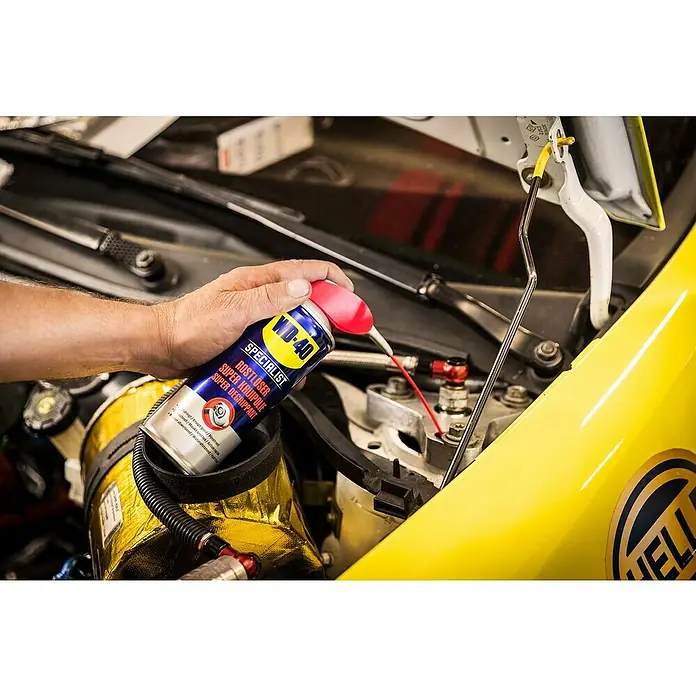 WD-40 Specialist Hochleistungs-Rostlöser Smart Straw - 250 ml - WD-40 Specialist Rostlöser Super, ein unverzichtbares Produkt für die Wartung und Reparatur von Fahrzeugen, wird angewendet.