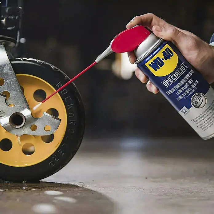 WD-40 Specialist PTFE-Trockenschmiermittel Smart Straw - 300 ml - WD-40 Specialist Trockenschmierspray wird auf ein gelbes Rad aufgetragen, um eine reibungslose Funktion zu gewährleisten.